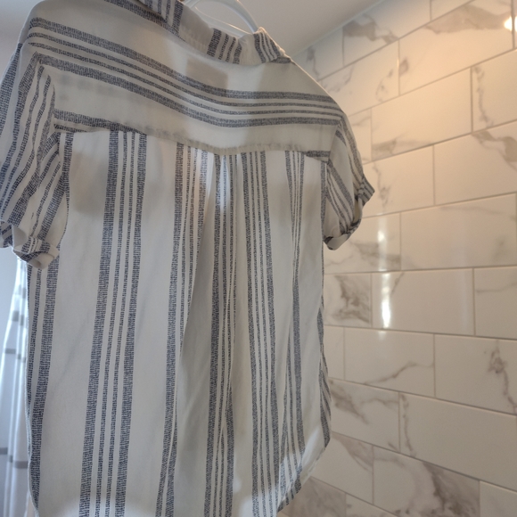 Short sleeve button down tie front blouse - Picture 3 of 4